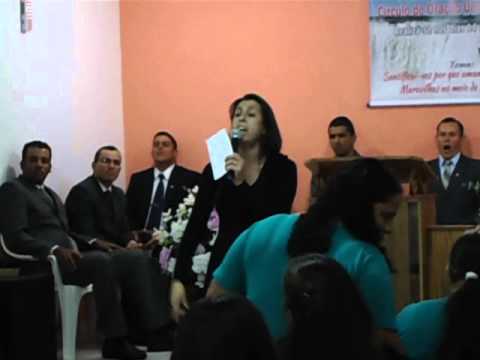 Raquel dos Santos cantando
