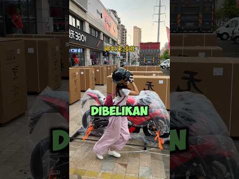 Gadis Ini Selalu Saja Ingin Motor Besar Padahal Tingginya Tak Mendukung! #shorts