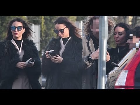 Humorzasta wnuczka Pokory przegląda telefon