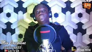 Minister sings Y3 hyira wo Asafo yehowah, woy3 kronkron🙏.