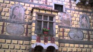 preview picture of video 'Český Krumlov-Visiting Courtyard 4 at Český Krumlov Castle-Krumau'