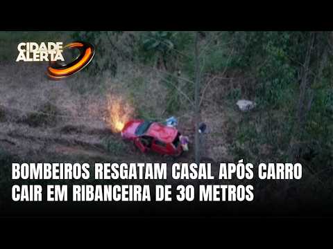 Casal é resgatado após carro cair em ribanceira em SC