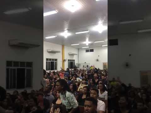 Mino vigília no Rio das pedras