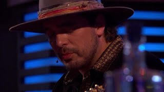 Waylon ontroert met het emotionele nummer &#39;Paperboy&#39; - RTL LATE NIGHT