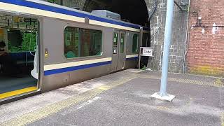 E235系1000番台 田浦到着と発車(2)