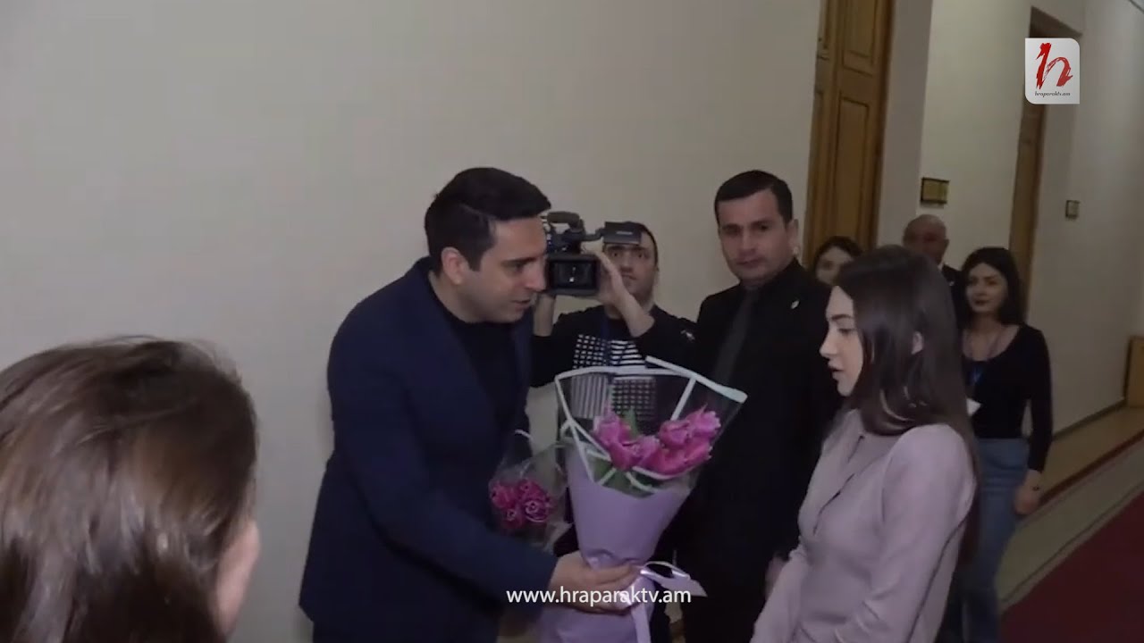 Ալեն Սիմոնյանը ծաղիկներ է նվիրում Աննա Մկրտչյանին