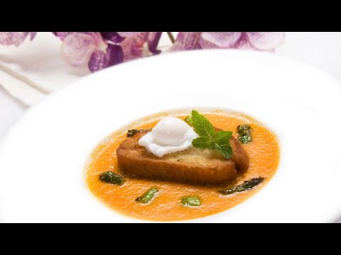 Receta de sopa de tomate con su guarnición - Karlos Arguiñano