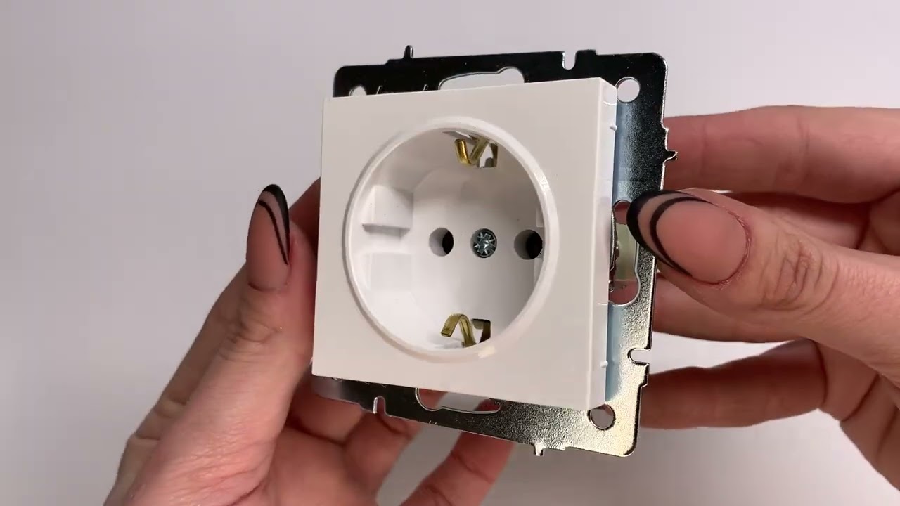 Розетка одинарная с/з LEZARD Vesna белый 742-0288-122В