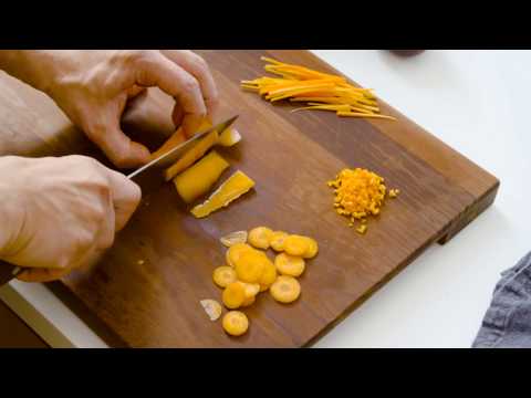 Fiskars "Essential" penkių peilių rinkinys su dėklu video