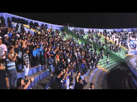 "El que no salte es perro" Barra: Revolucionarios 1928 &bull; Club: Motagua