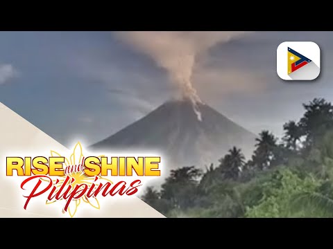 Alert level 3, itinaas sa Mayon Volcano; pagbuga ng abo at pagbagsak ng mga bato, nakuhanan ng…
