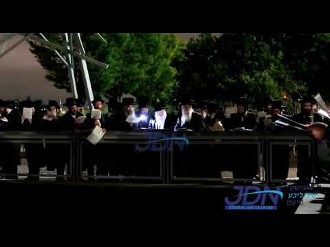 Chernobil Rebbe Saying Tashlich - Tishrei 5782