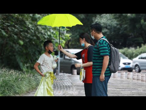 當男孩準備吃掉在地上的包子，路人：以後咱們一起吃飯