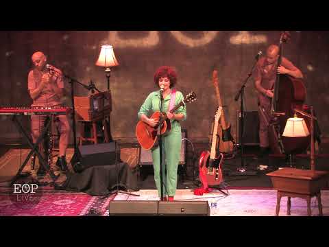 Carsie Blanton "Hot Night" [live] @ Eddie Owen Presents