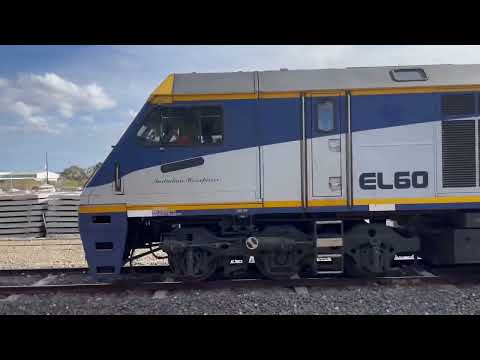 EL60 & EL56 lead 2M41S through Keswick