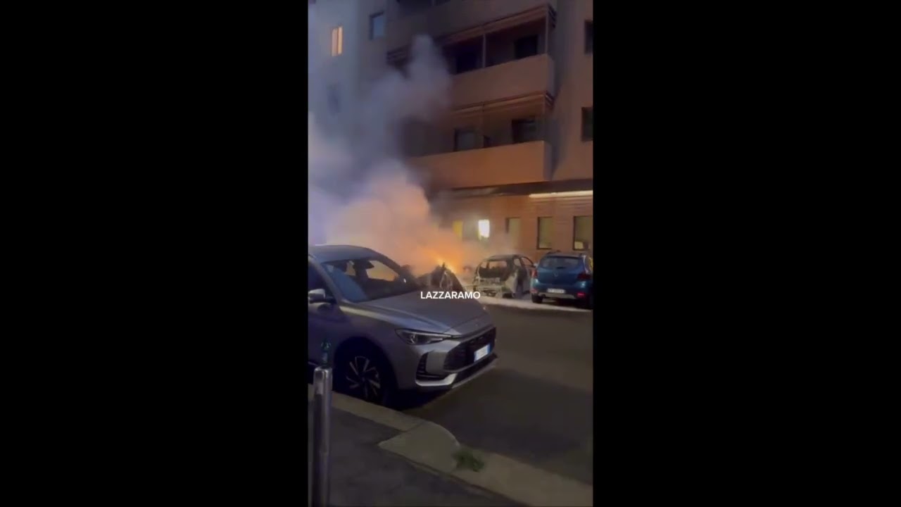 Incendio a Milano: oltre 10 auto in fiamme in via Mauro Macchi