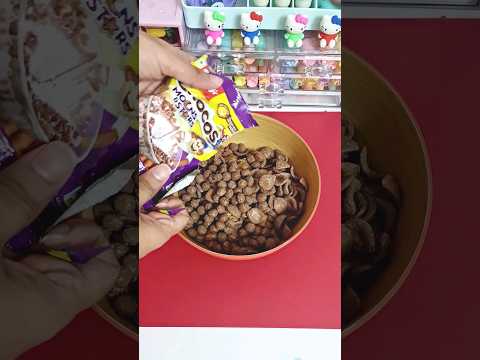 Eat breakfast with me 😀 all shapes of kellogg's chocos #asmr #shorts