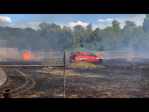 In fiamme un campo tra le case a Gazzada Schianno