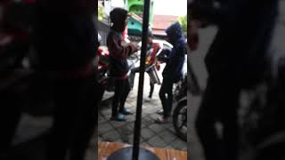 Download lagu WOW|| SUARA PENGAMEN INI MERDU SEKALI NYANYI LAGU|| REPUBLIK AKU TAKUT mp3