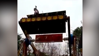 14-year-old girl thrown off ride at amusement park in Chongqing