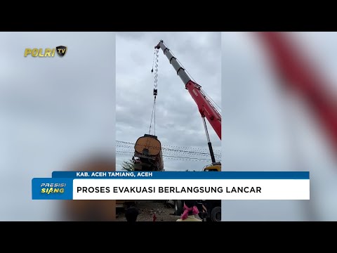 POLRES ACEH TAMIANG EVAKUASI 2 TRUK TANGKI YANG TERSAPU BANJIR BANDANG