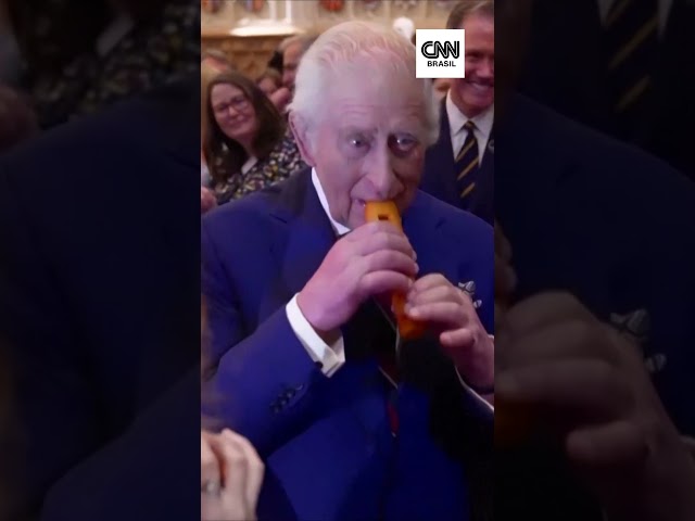 Rei Charles III toca música com uma cenoura no Reino Unido