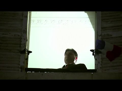 フランスのロックダウンが始まるとニースのために歌う (Singing for Nice as French lockdown begins)