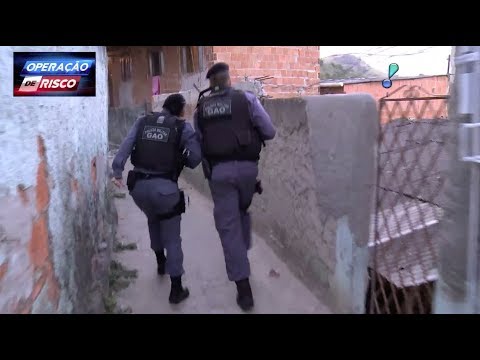 Policiais perseguem suspeitos de tráfico em viela de Vitória, no Espírito Santo