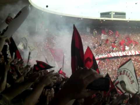 A festa da torcida na entrada do FLAMENGO em campo