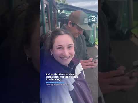 Momento exacto de sismo en el volcán de Acatenango con vista al volcán de Fuego