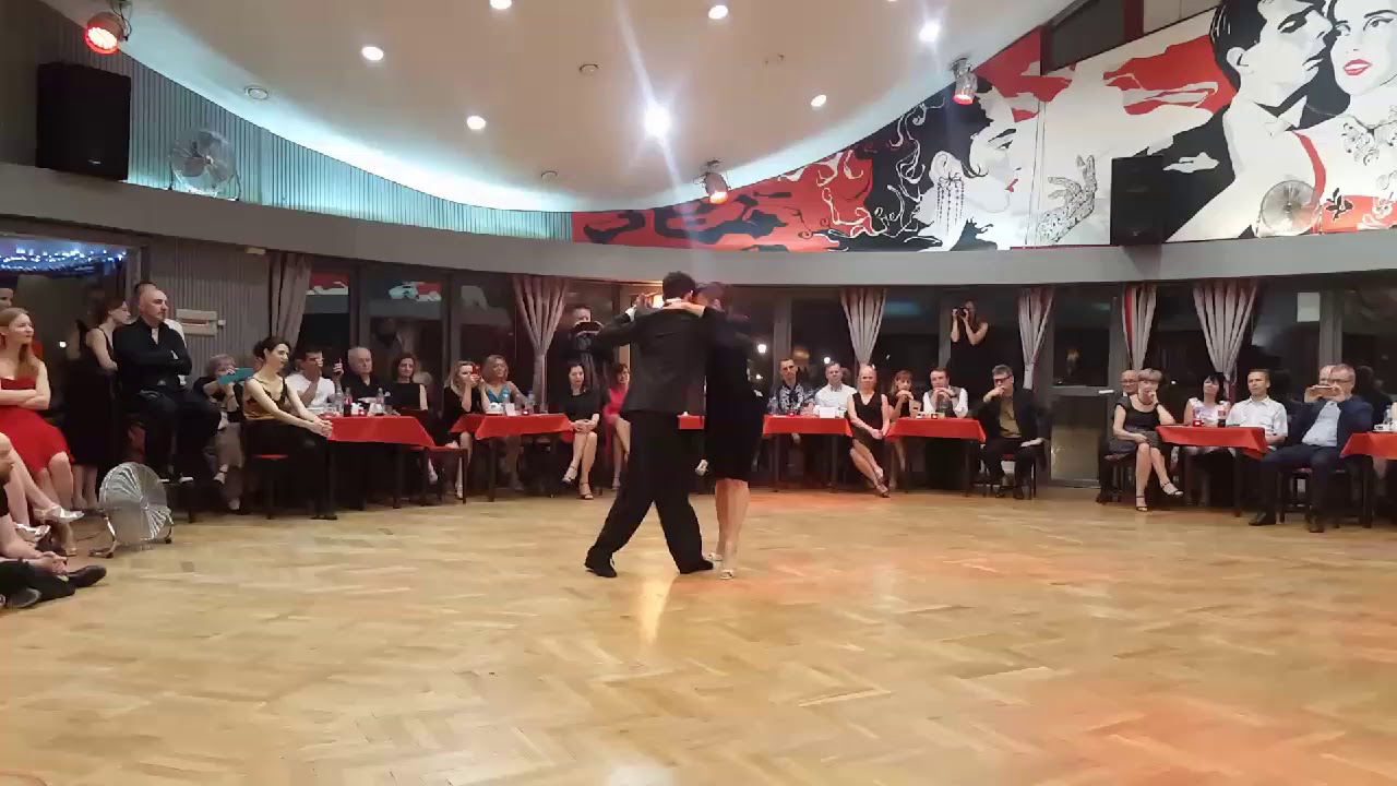 Marcos Celentano y Agustina Gomez bailan Tango del infinito en Varsovia