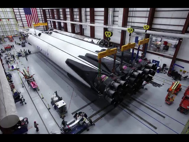 Ракета Falcon Heavy на последней стадии сборки перед огневыми испытаниями