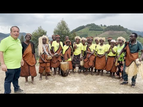 Experiente din viata pigmeilor din tribul Batwa, Uganda