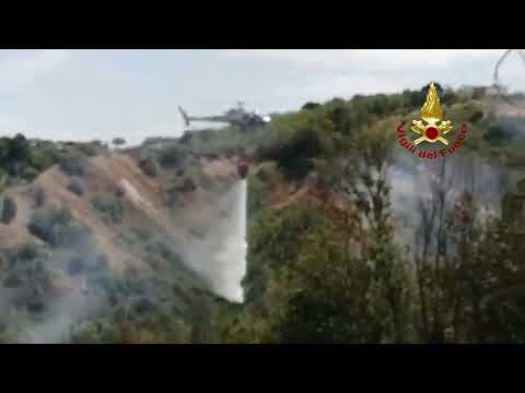 L'elicottero in azione sull'incendio a Falerone