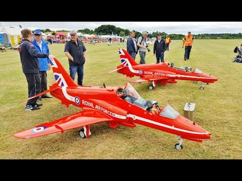 MASSIVE 1/3 SCALE RC RED ARROWS BAE HAWKS "REDS DUO" DISPLAY - BISHOPS LMA COSFORD - 2017