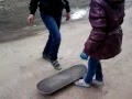 Учим маленькую девочку кататься на скейте) 