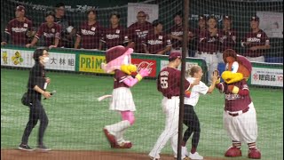 女子やり投げ日本代表のえげつないセレモニアルピッチに驚きを隠せない東北楽天の選手達