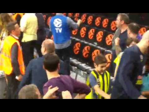 Titi Papazov Congrats Pero Antic, Euroleague Final Four Istanbul, 19.03.2017