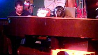 Dueling Pianos at Howl at The Moon