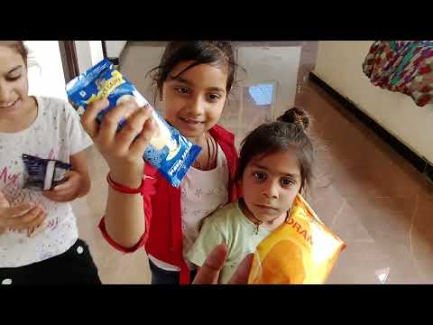 Pranshul apne bacho ke sath icecream khate hue