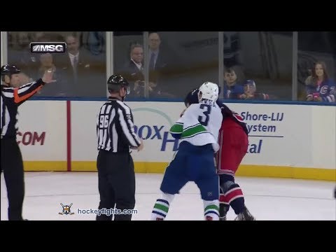 Kevin Bieksa vs Brian Boyle Nov 30, 2013