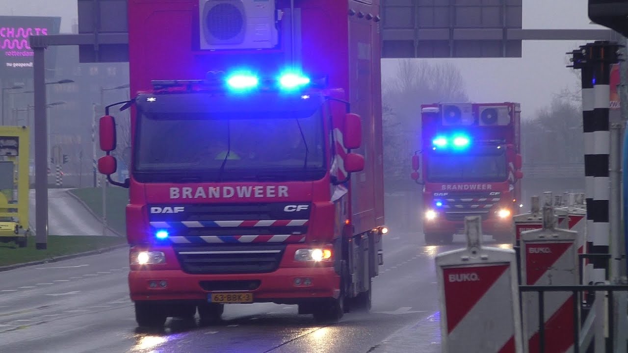 Zeer veel hulpdiensten met spoed naar zeer grote brand Watertorenweg Rotterdam.