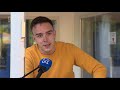 De corona kletskar rijd je door het afgesloten verzorgingshuis
