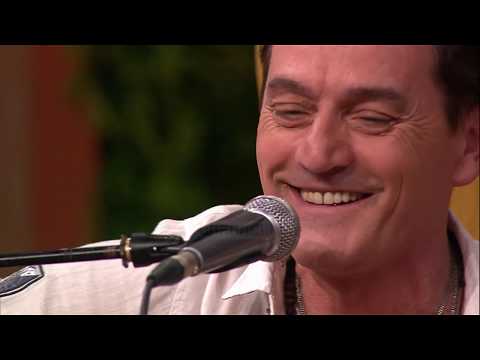 Adhurim Demiri i grupit “Djemtë e Liqenit” sjell në Soirée këngën “Ana”