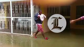 El heroico momento en que jóvenes rescatan de casa inundada a bebé de dos meses en Herrera
