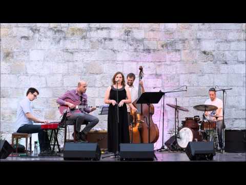 A las cinco de la tarde - LIVE