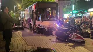 [分享] 北市公車衝上人行道