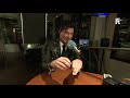 Topillusionist Christian Farla doet een truc in de studio van Radio Rijnmond