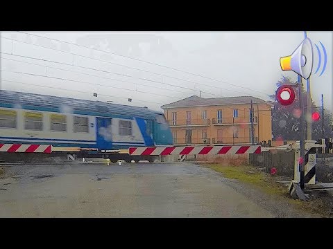 Passaggio a livello Strada Casalcermelli Alessandria treno in transito # railroad crossing # 踏み切り