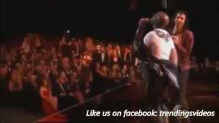 Wyclef Jean vs. his jacket at AMA (American Music Awards 2014)